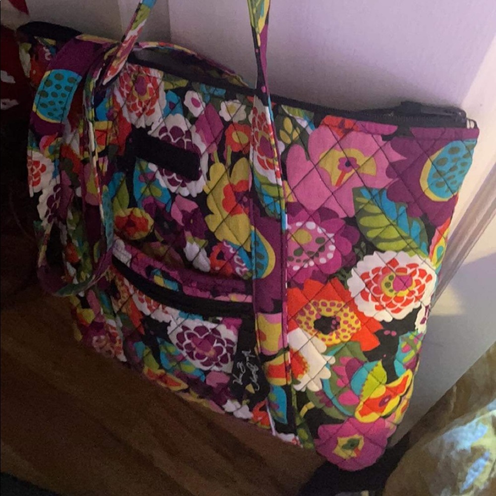 Vera Bradley Beautiful tote.  Used like new condition